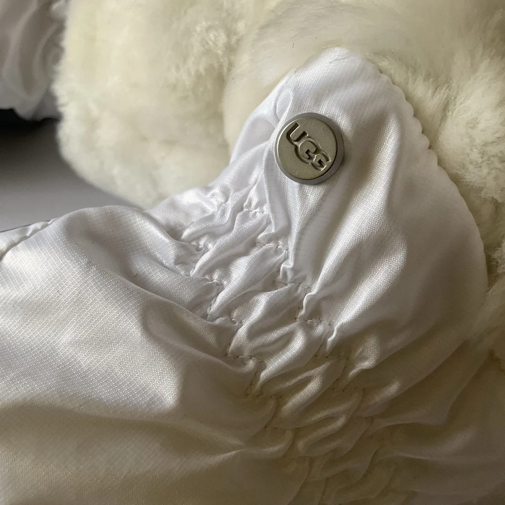 UGG WOMENS ALL WEATHER GLOVES WHITE SIZE L/XL SHEARLING FUR TRIMMED NWOT